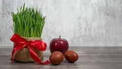 تصویر پس زمینه سبزه عید با سیب و تخم مرغ روی میز - ایران پیک | پیکفری