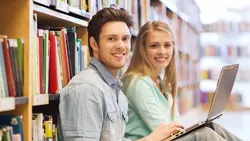 تصویر پس زمینه دختر و پسر جوان در کتابخانه - ایران پیک | پیکفری
