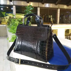 کیف دوشی اداری مجلسی زنانه چرم گاوی مدل i-200 مشکی سنگی براق ایزاکو