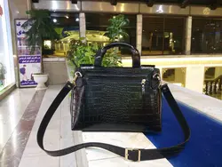 کیف دوشی اداری مجلسی زنانه چرم گاوی مدل i-200 مشکی سنگی براق ایزاکو