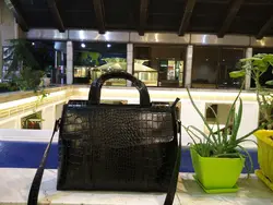 کیف دوشی اداری مجلسی زنانه چرم گاوی مدل i-200 مشکی سنگی براق ایزاکو