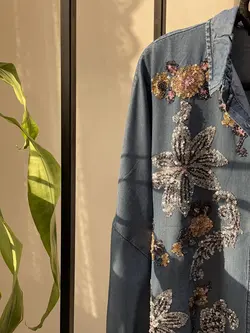 شومیز جین گلدوزی پولک دوزی اورجینال ترک طرح نیلوفرانه