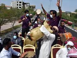 اتوبوس دو طبقه کیش، گشت جزیره با هاپ آن هاپ آف قرمز | خرید بلیط با تخفیف