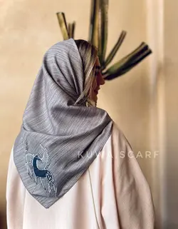 روسری تافته طوسی با اکسسوری دو اسب