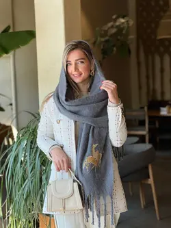 شال پاییزه-زمستانه طوسی با اکسسوری دو اسب