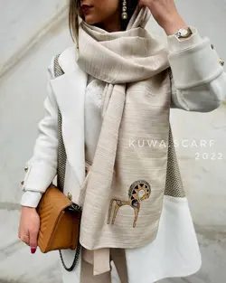 شال تافته بژ با اکسسوری اسب چوبی