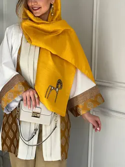 شال تافته خردلی با اکسسوری اسب چوبی