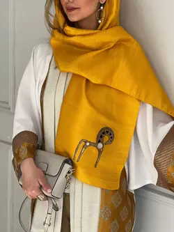 شال تافته خردلی با اکسسوری اسب چوبی