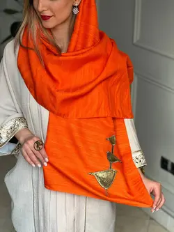 شال تافته نارنجی با اکسسوری گنجشک