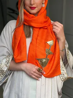 شال تافته نارنجی با اکسسوری گنجشک