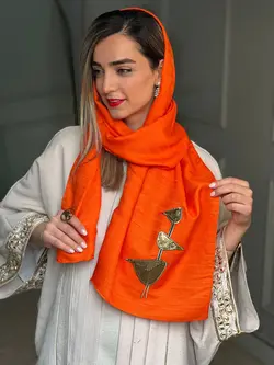 شال تافته نارنجی با اکسسوری گنجشک