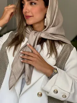 روسری تافته بژ با اکسسوری اسب چوبی
