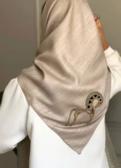 روسری تافته بژ با اکسسوری اسب چوبی