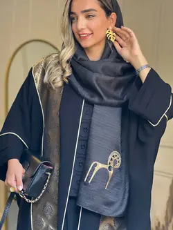 شال تافته مشکی با اکسسوری اسب چوبی