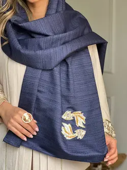 شال تافته سرمه اي با اكسسوري ماهي