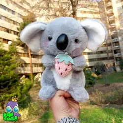 عروسک کوالا توت فرنگی به دست