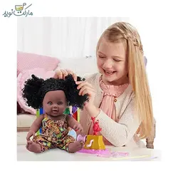 عروسک دختر مو فرفری سیاهپوست با لباس قهوه‌ای