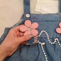 لباس کودک ست سه تکه درجه یک وارداتی کیفیت اورجینال شامل سارافون لی و شومیز سفید و کیف مناسب دو تا شش سال