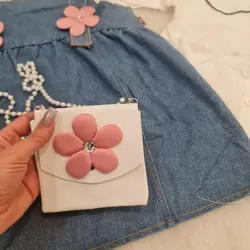 لباس کودک ست سه تکه درجه یک وارداتی کیفیت اورجینال شامل سارافون لی و شومیز سفید و کیف مناسب دو تا شش سال