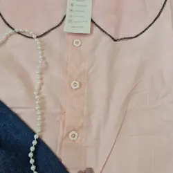 لباس کودک ست سه تکه درجه یک وارداتی کیفیت اورجینال شامل سارافون لی و شومیز صورتی و کیف مناسب دو تا شش سال