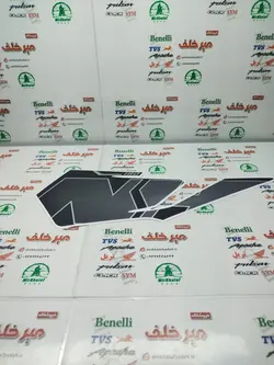 ارم (برچسب) قاب (فلاپ) درب بغل موتور sym گالکسی na مدادی اصلی (چپ)