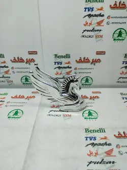 اسب روی گلگیر جلو موتور هوندا بالدار