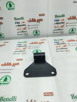 براکت اهنی (فلزی) (پلیت) بالای بلوری چراغ جلو موتور بنلی 300 دو سیلندر اصلی