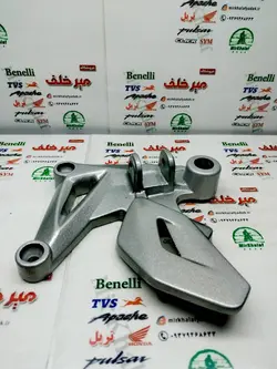 براکت جا پایه جلو سمت راست (پدال ترمز) موتور پالس ns 150 200 ان اس و as ای اس