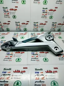 براکت جا پایه عقب سمت راست (پدال ترمز) موتور tvs نئو اصلی