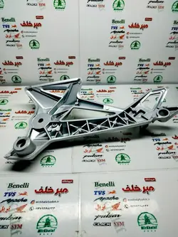 براکت جا پایه عقب سمت راست (پدال ترمز) موتور tvs نئو اصلی