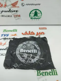 برچسب (ارم) روی باک بنلی 180 و بنلی ریس و روی گلگیر جلو موتور بنلی 250 تک سیلندر و 300 دو سیلندر قدیم و 150 قدیم سفید