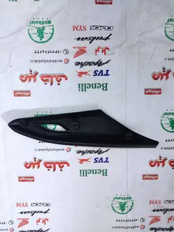 درب (قاب کاور فلاپ محافظ) روی جعبه اچار سمت چپ زیر زین موتور تریل فلات پرواز طرح crf سی ار اف اصلی
