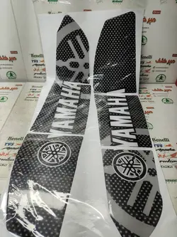 برچسب (ارم) پد ژله ای بغل کاور رکاب (کف) زیر پا موتور یاماها طرح ایروکس و nvx مشکی (کربنی)