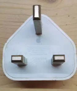 کلگی شارژر ديواري 3 شاخه فست آيفون 5W مدل A1399  IPHONE ADAPTORE CHARGE 3G 3GS 4 4S فابریک و سرکارتنی تست شده و سالم در حد آک