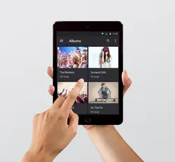 موکاپ آی پد مینی در دست