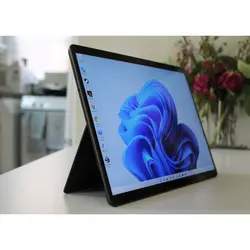 تبلت مایکروسافت مدل Surface Pro 8-i5 ظرفیت 256 گیگابایت و 8 گیگابایت رم به همراه کیبورد Signature Black