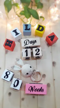 مکعب اسم نوزاد رنگ شده