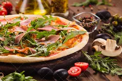 دانلود عکس و تصویر با کیفیت بالا و زیبای قارچ و گوجه و سبزیجات در کنار پیتزای سبزیجات