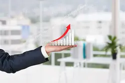 عکس با کیفیت تبلیغاتی جدول نمودار در دست مرد و فلش قرمز به سمت بالا بر روی نمودار