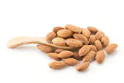 عکس با کیفیت تبلیغاتی بادام درختی در کنار قاشق چوبی