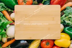 عکس با کیفیت تبلیغاتی تخته گوشت بر روی سبزیجات