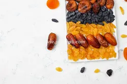 عکس با کیفیت تبلیغاتی خرما خشک و الو های خشک چیده شده در سینی