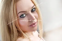 عکس با کیفیت تبلیغاتی زن با موهای زیبا به رنگ طلایی و آرایش ملیح