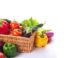 عکس با کیفیت تبلیغاتی گوجه ها و بامجان و فلفل دلمه ای داخل سبد حصیری در بک گراند سفید و دو عدد فلفل دلمه ای بیرون از سبد