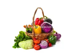 عکس با کیفیت تبلیغاتی سبزیجات در سبد حصیری در بک گراند سفید