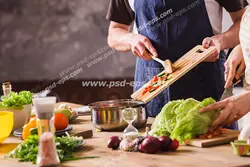 عکس با کیفیت تبلیغاتی مرد و زن در کنار یکدیگر مشغول آشپزی