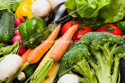 عکس با کیفیت تبلیغاتی هویچ و کلم بروکلی و فلفل دلمه ای و گوجه و کاهو در کنار یکدیگر