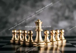 عکس با کیفیت تبلیغاتی مهره های شطرنج به رنگ طلایی و ایستاده در کنار یکدیگر