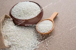 عکس با کیفیت تبلیغاتی برنج های بیرون ریخته شده از داخل کیسه در کنار ظرف پر برنج