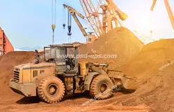 عکس با کیفیت تبلیغاتی ماشین لودر در حال گود برداری و جابه جا کردن خاک